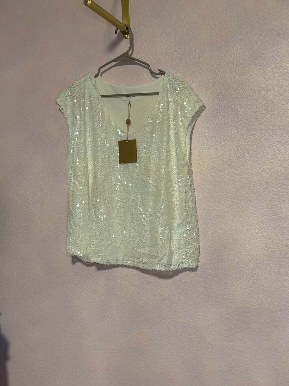 johnnybecca Sequin Top Size M White V-Neck Cap Sleeve